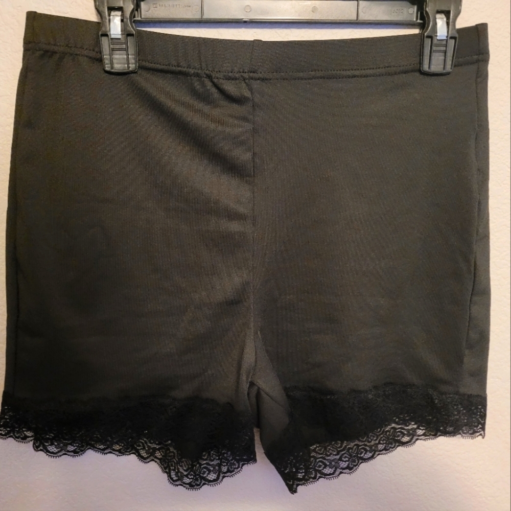 SHEIN Black Lace Trim Bike Shorts